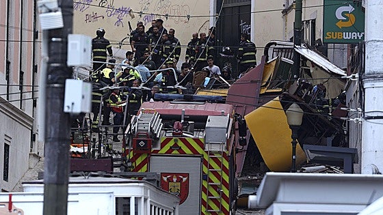 Ascienden a 16 los muertos por el descarrilamiento del funicular de La Gloria en Lisboa: «Sólo pudimos echar a correr»