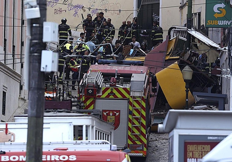 Los equipos de emergencia buscan víctimas entre los escombros del funicular del Elevador de la Gloria en Lisboa.