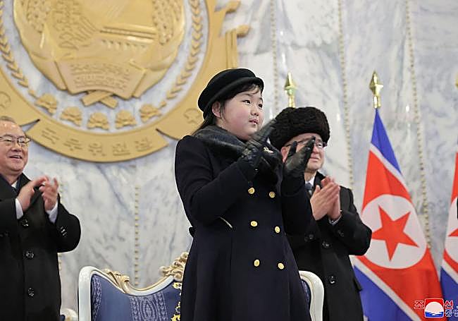 La hija del líder norcoreano en un desfile militar por el 75 aniversario de la fundación del Ejército Popular de Corea en 2023.