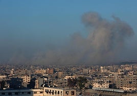 El humo de los bombardeos sobre la Ciudad de Gaza.