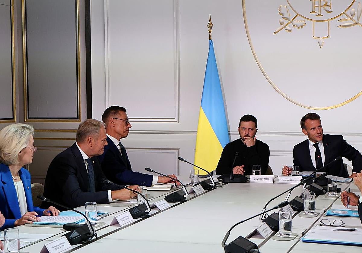 Volodímir Zelenski y Emmanuel Macron presiden la reunión de la Coalición de Voluntarios en París.