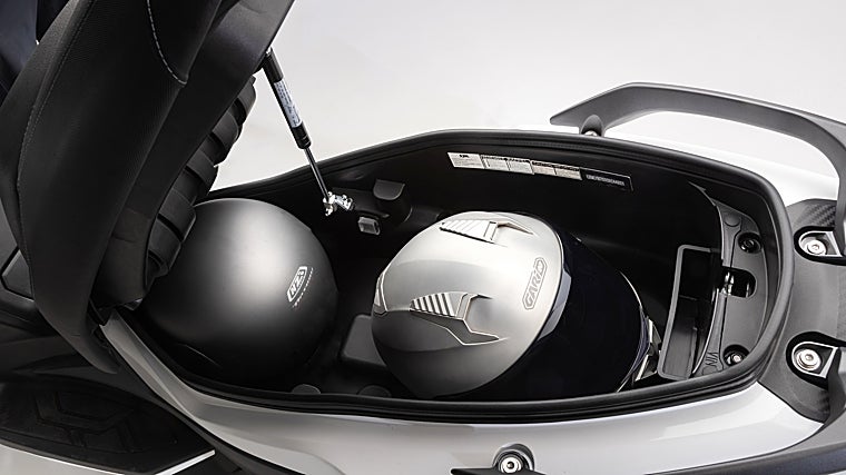 Espacio bajo el asiento del nuevo SYM Joymax Z 300