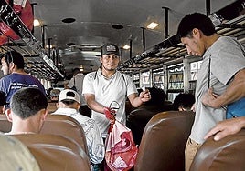 Migrantes guatemaltecos deportados de Estados Unidos cogen un autobús tras su llegada a la Base de la Fuerza Aérea Guatemalteca