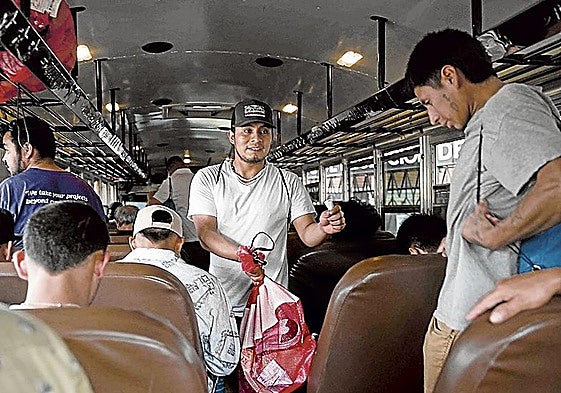 Migrantes guatemaltecos deportados de Estados Unidos cogen un autobús tras su llegada a la Base de la Fuerza Aérea Guatemalteca
