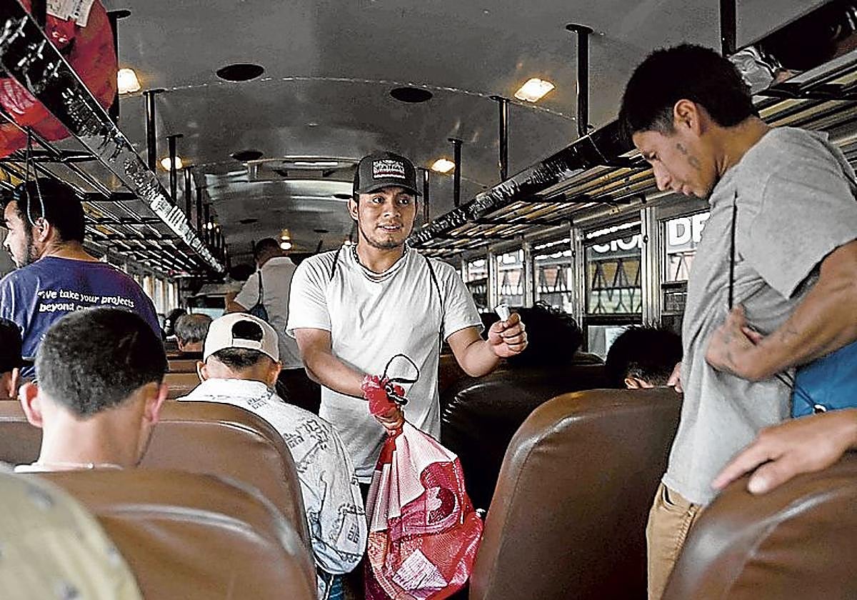 Migrantes guatemaltecos deportados de Estados Unidos cogen un autobús tras su llegada a la Base de la Fuerza Aérea Guatemalteca