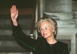 La duquesa Catalina de Kent saluda en la Iglesia Católica Romana el 14 de enero de 1994.