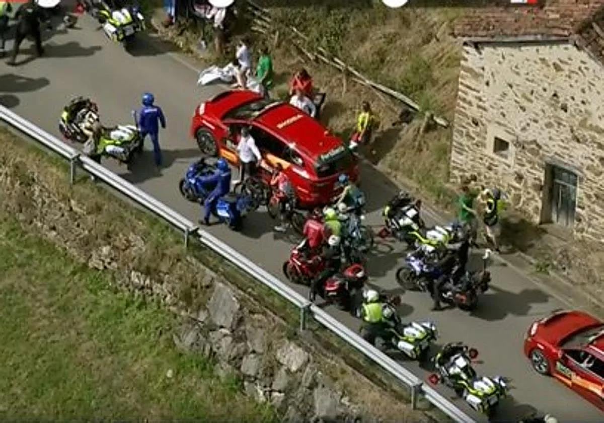 Una nueva protesta propalestina interrumpe a los escapados de La Vuelta al comienzo del Angliru