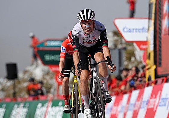 Así hemos narrado el triunfo de Almeida en el Angliru