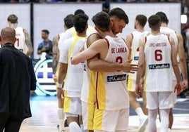 El prometedor Sergio de Larrea se abraza a Willy Hernangómez tras consumarse el fracaso de España con la derrota ante Grecia.