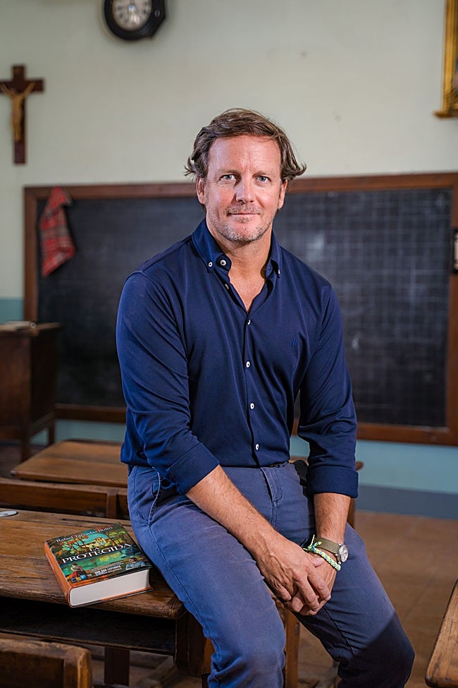 Es escritor en la escuela de la Colonia Vidal.