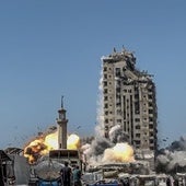 Bombardeo israelí este viernes en Ciudad de Gaza contra un edificio residencial.