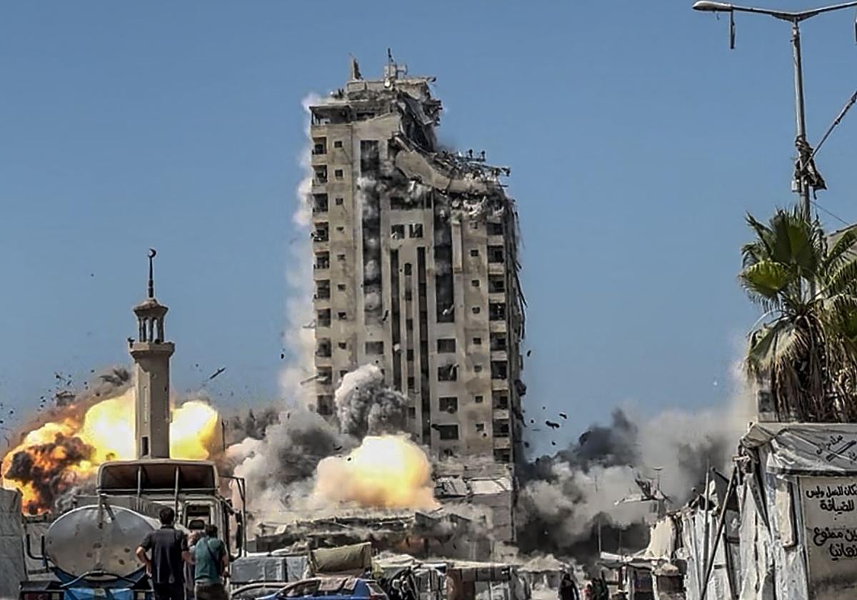Bombardeo israelí este viernes en Ciudad de Gaza contra un edificio residencial, la torre Mushtaha.
