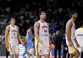 Los jugadores españoles, tras perder contra Grecia.