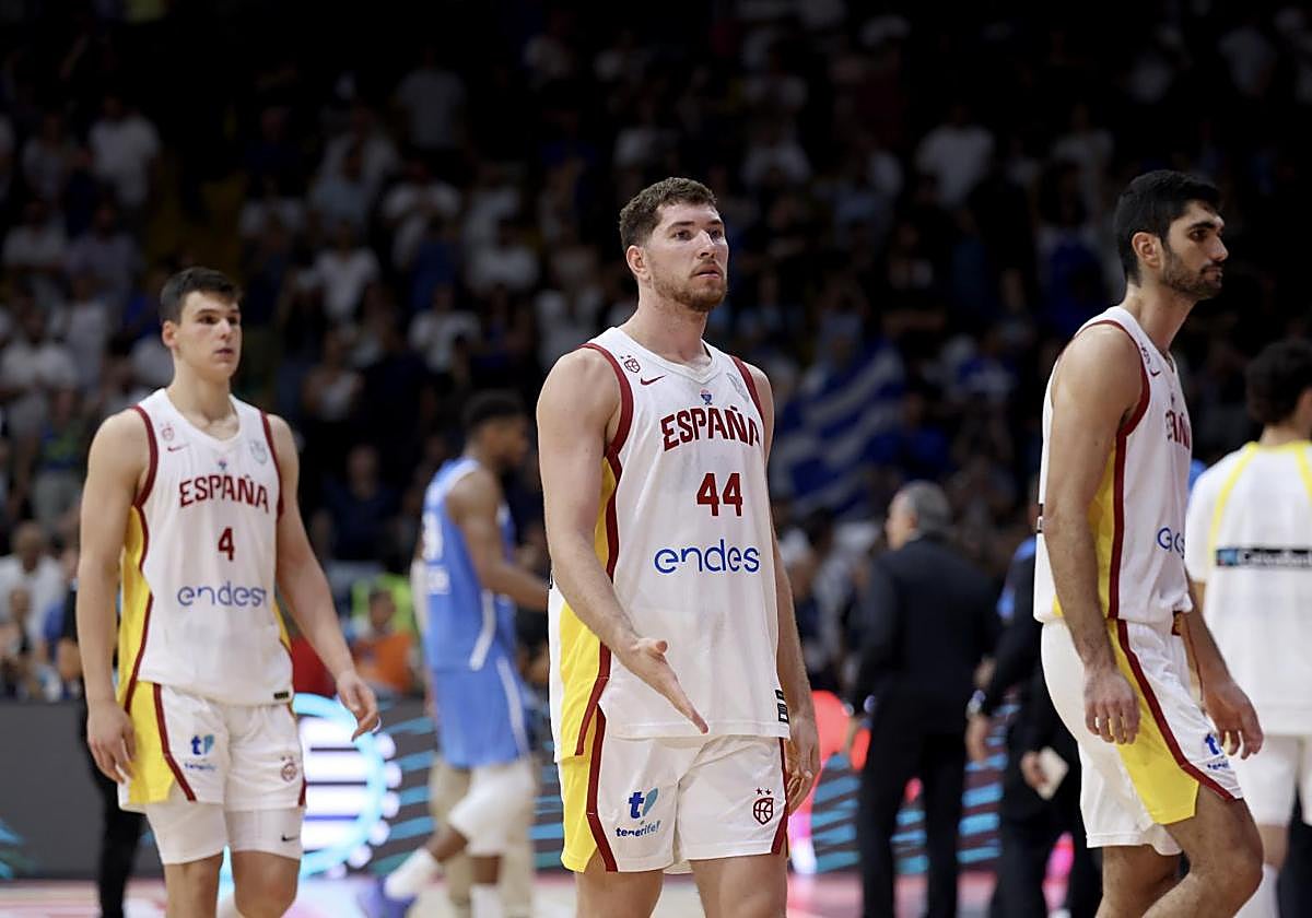 Los jugadores españoles, tras perder contra Grecia.