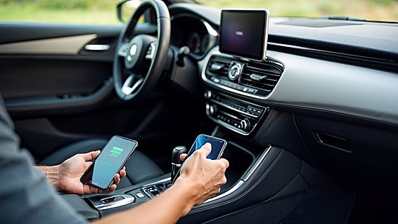Mantén tu móvil cargado mientras viajas con estos cargadores para coches