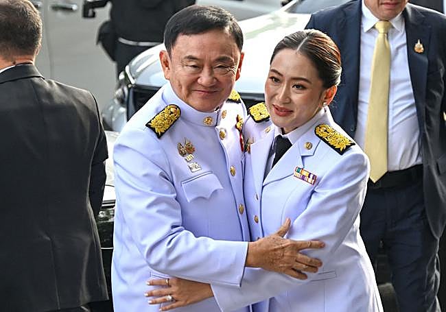 Thaksin Shinawatra y su hija Paetongtarn, en 2024.