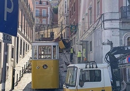 Operarios trabajan con taladros y martillos en el funicular accidentado en Lisboa.