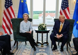 La presidenta de la Comisión Europea junto al presidente de EE UU el día que firmaron el pacto comercial.