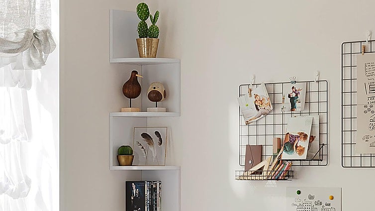 Optimiza rincones con diseño moderno y funcional gracias a  esta estantería de esquina