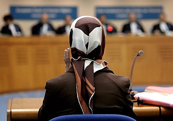 Velo islámico en un tribunal de justicia.