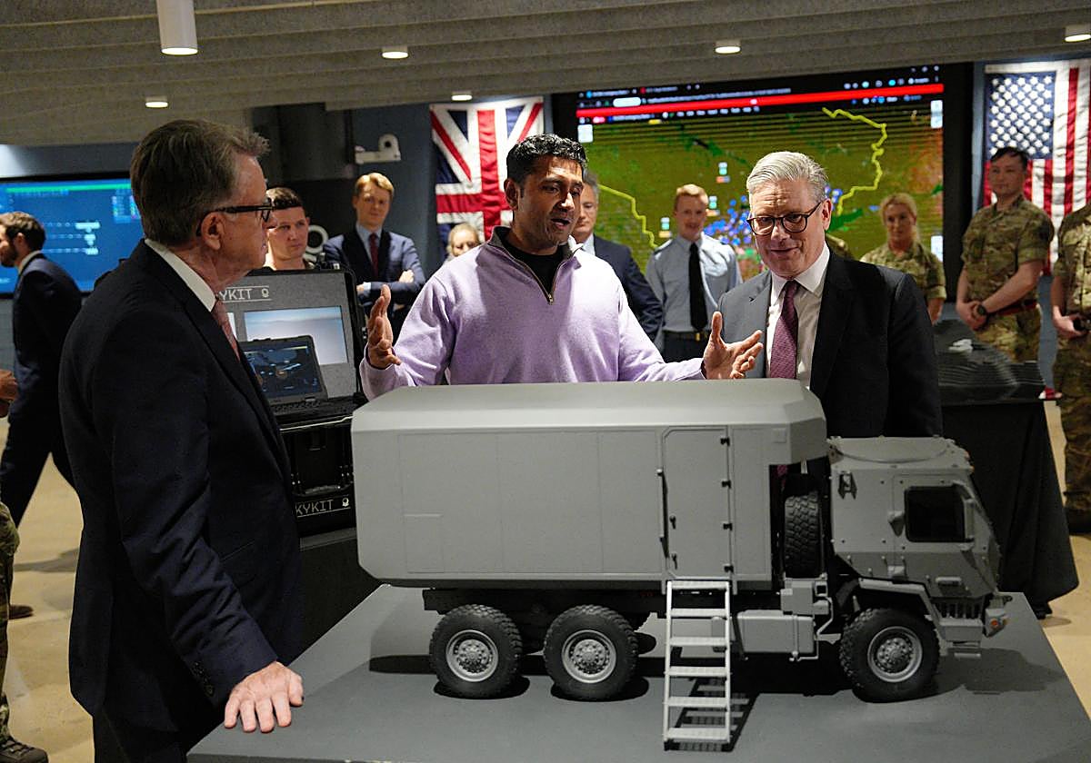 Starmer durante una visita a una instalación militar.