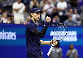 Jannik Sinner celebra su victoria.