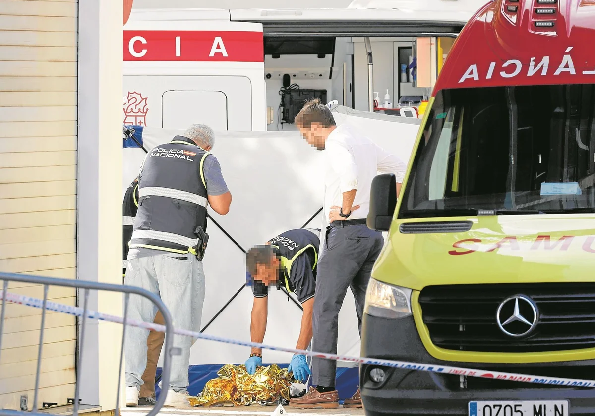 Agentes de la policía científica y el juez de Mislata durante la inspección ocular del cadáver.