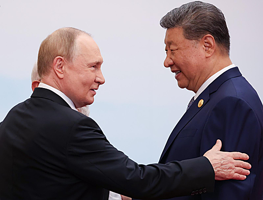 El presidente chino Xi Jinping (d) conversa con su homólogo ruso Vladímir Putin