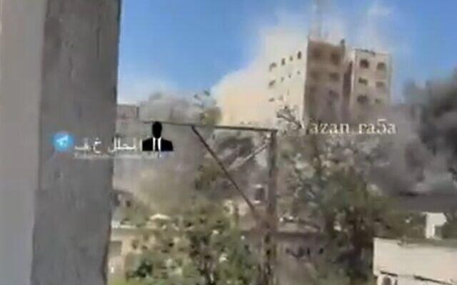 Instante en el que la torre Al-Susi se desploma tras recibir los disparos de la fuerza aérea.