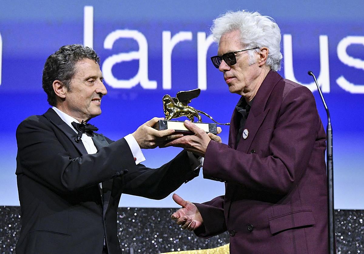 El director Jim Jarmusch recibe el León de Oro por su película 'Father Mother Sister Brother' de manos del presidente de la bienal Pietrangelo Buttafuoco.