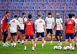 La selección española, durante un entrenamiento.