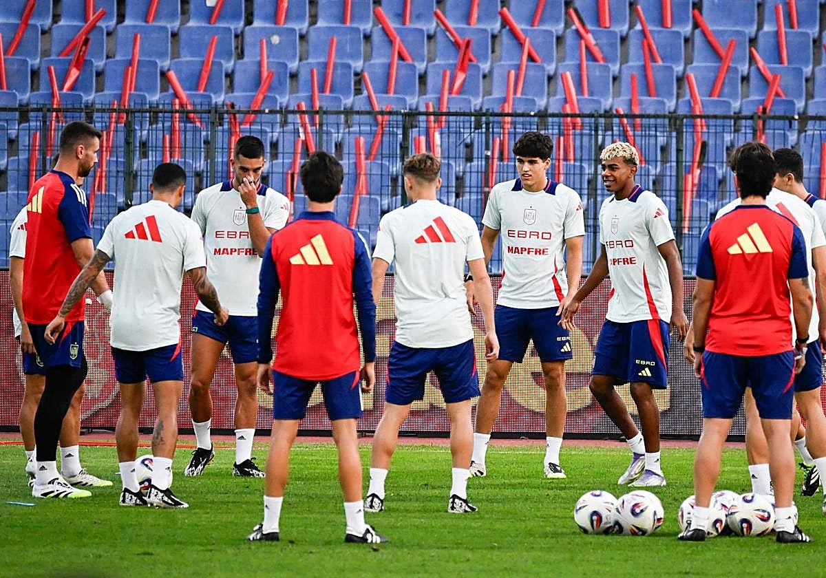 La selección española, durante un entrenamiento.