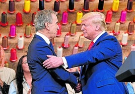 Trump estrecha la mano a Arnault en su visita a la nueva fábrica de Louis Vuitton en Texas