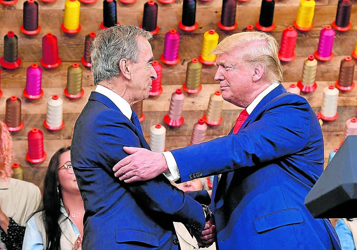 Trump estrecha la mano a Arnault en su visita a la nueva fábrica de Louis Vuitton en Texas