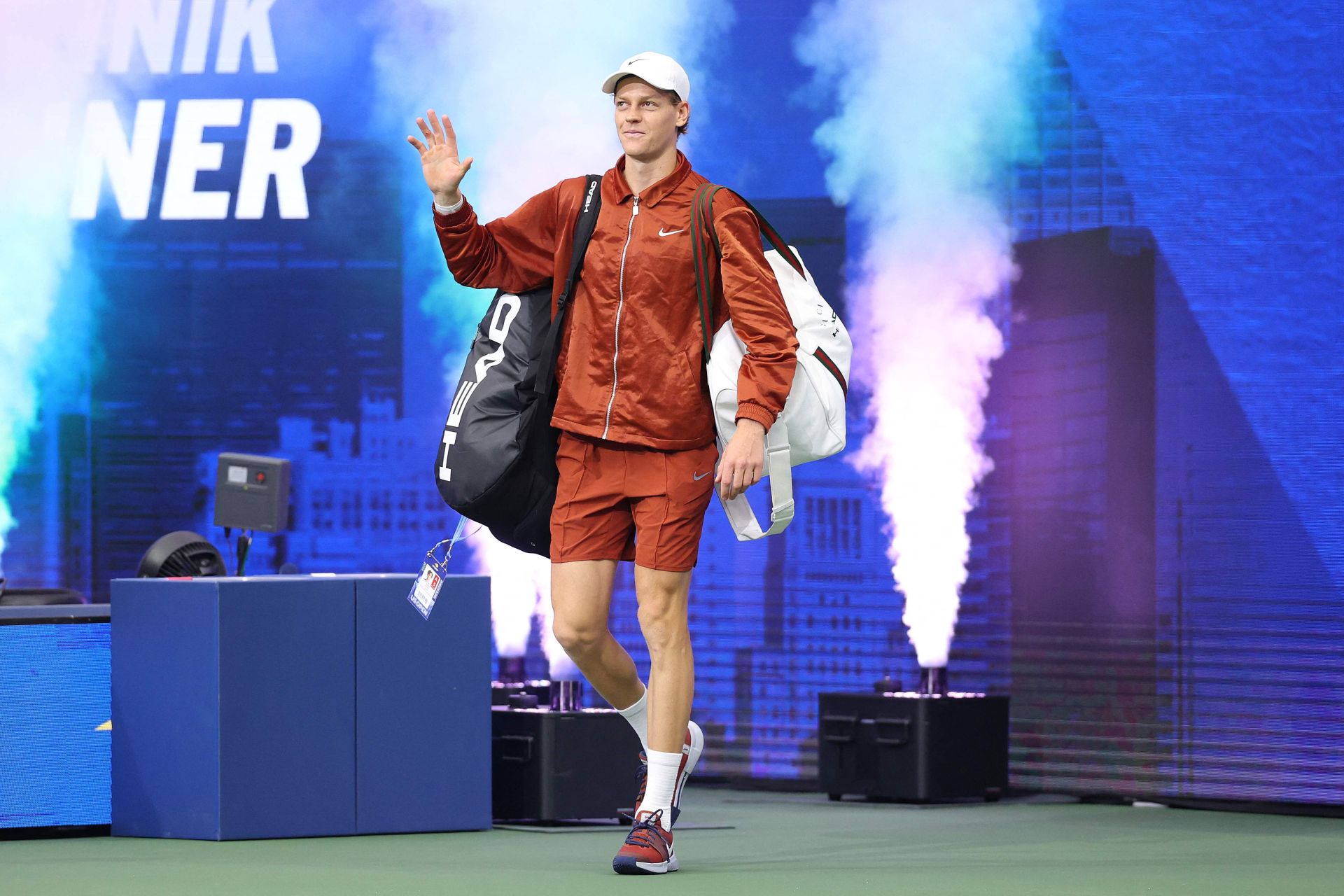 Jannik Sinner saluda al público congregado en Flushing Meadows antes de disponerse a iniciar la final del US Open que le enfrentó a Carlos Alcaraz.