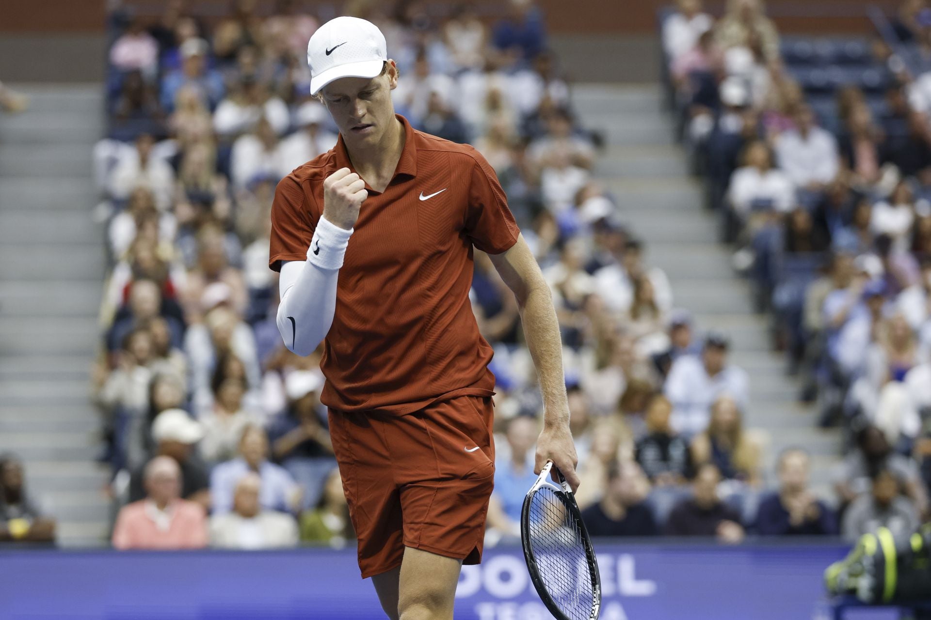 Jannik Sinner celebra la consecución de un punto durante el partido ante Carlos Alcaraz.