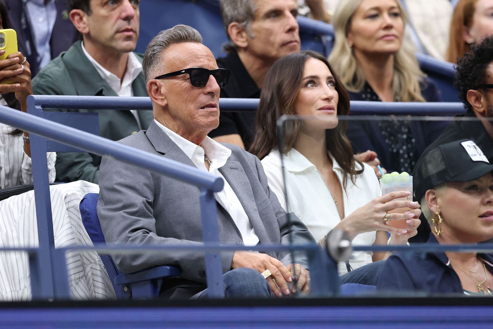 El músico Bruce Springsteen tampoco quiso perderse el histórico duelo entre Carlos Alcaraz y Jannik Sinner en Flushing Meadows.