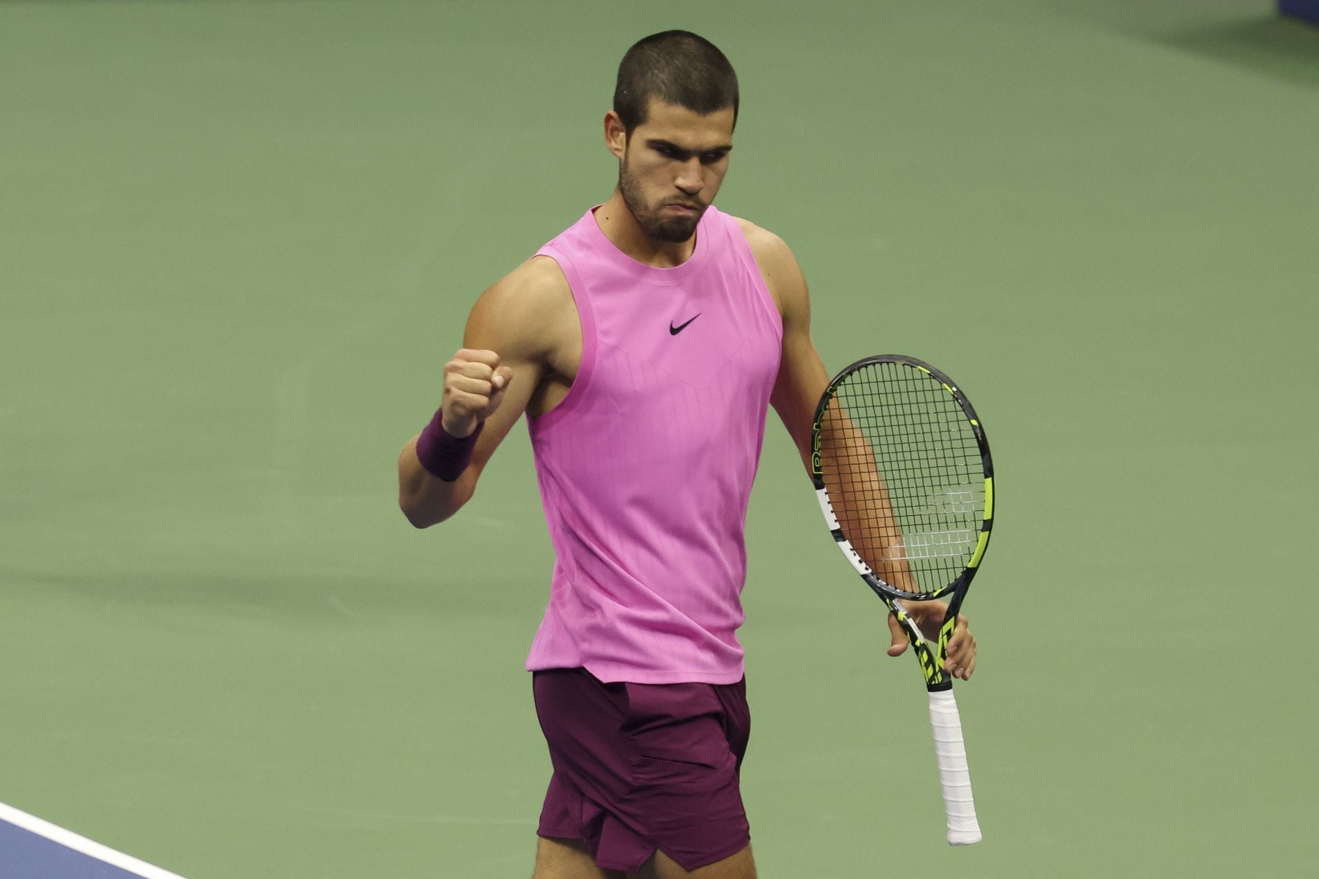 Carlos Alcaraz se reafirma tras conectar un golpe ganador en la final del US Open ante Jannik Sinner.