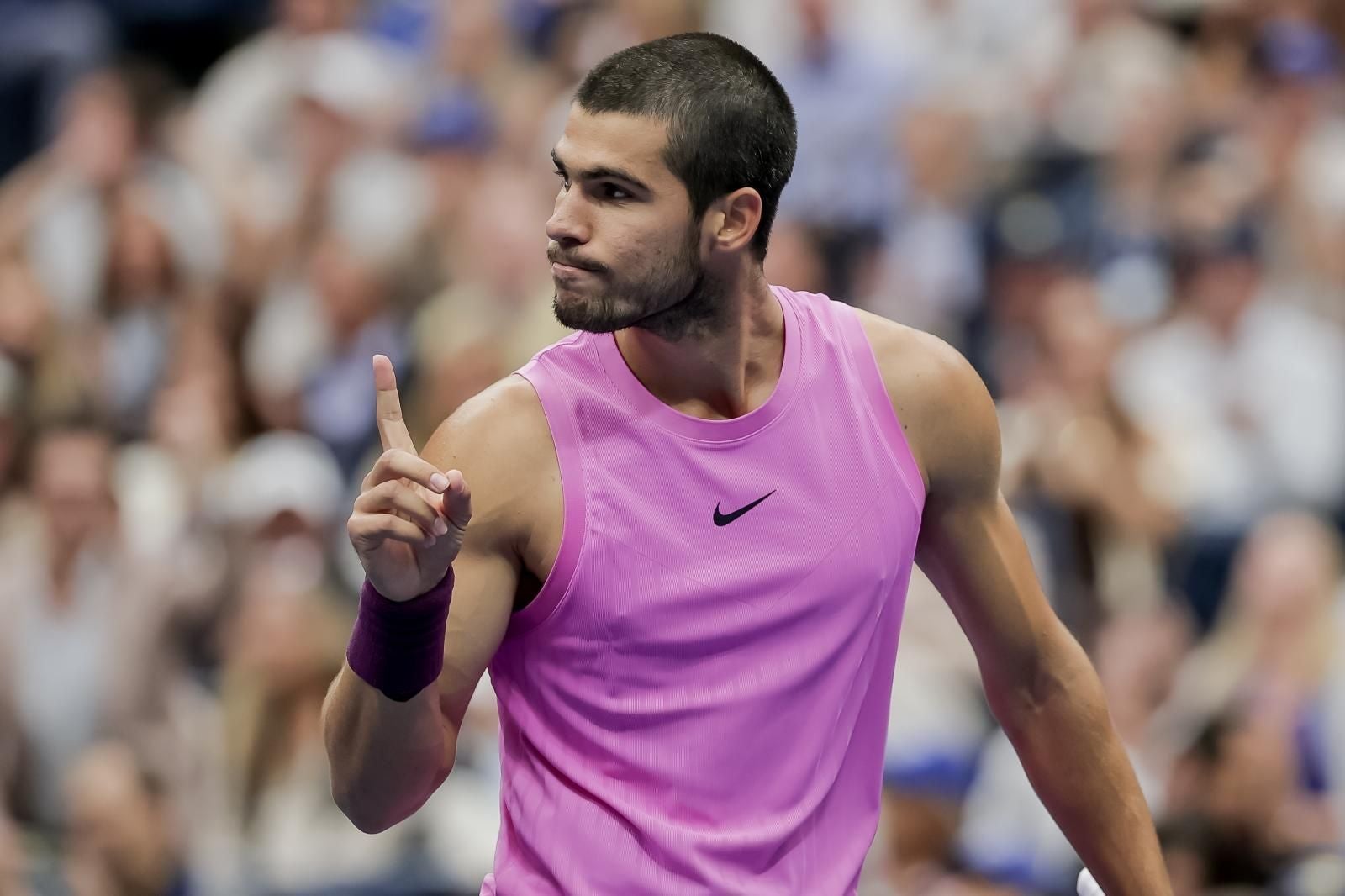 Carlos Alcaraz marca territorio durante la final del US Open ante Jannik Sinner.
