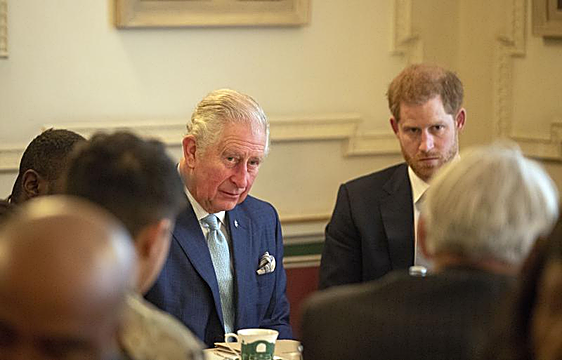 El príncipe Harry regresa a Reino Unido bajo la sombra de un posible reencuentro con su padre