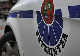 Detenidos dos hombres por agredir sexualmente a una mujer que dormía en un pabellón ocupado de Bilbao
