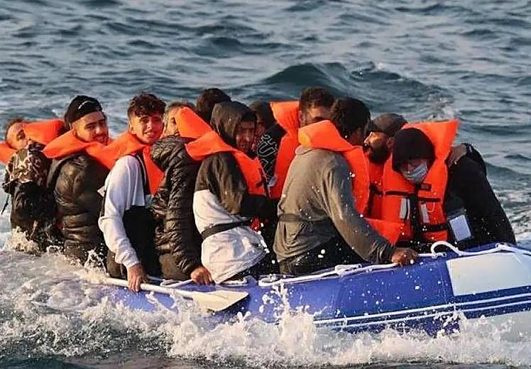 Un grupo de migrantes llega a Dover en una lancha neumática.