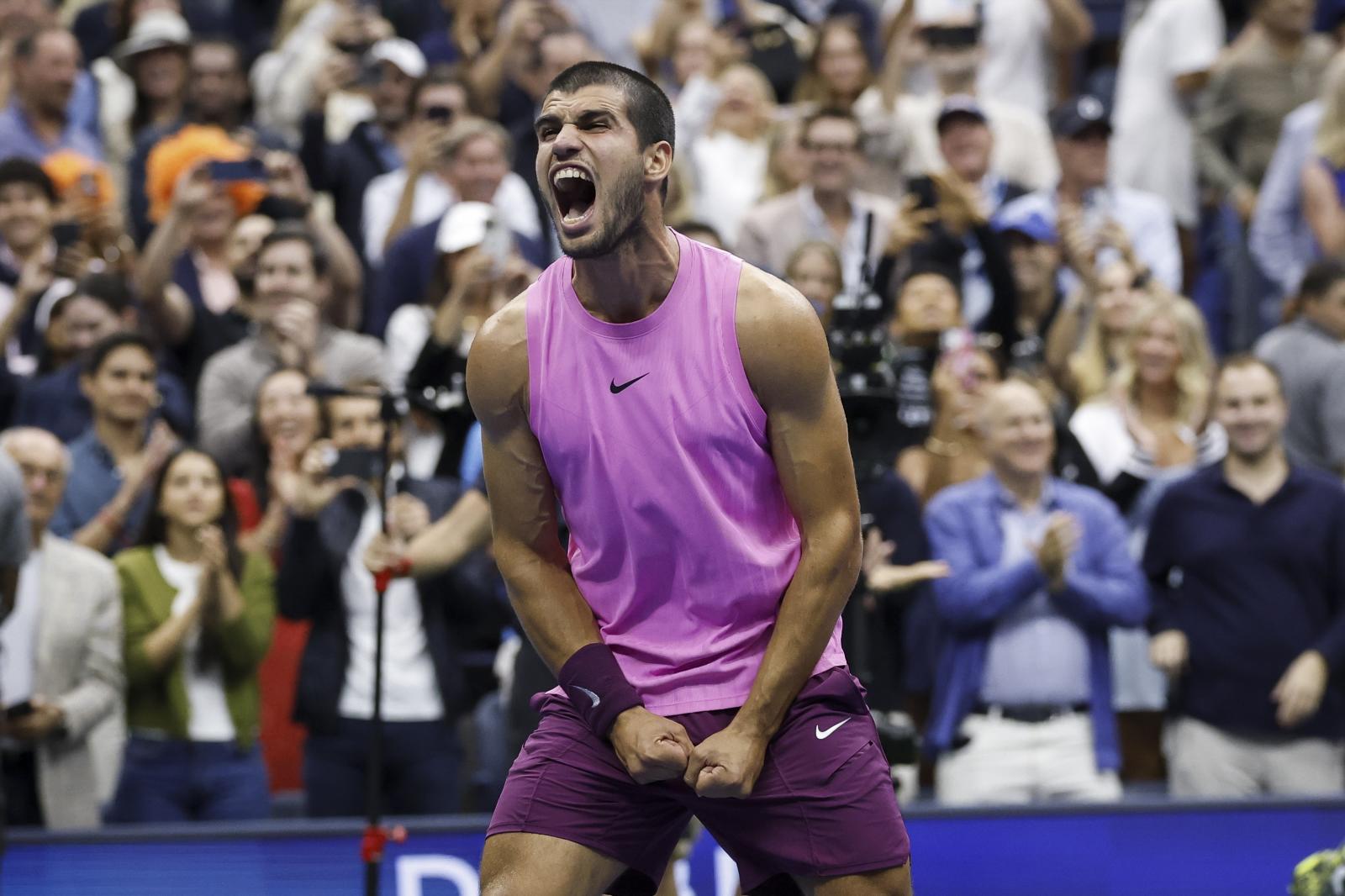 Carlos Alcaraz celebra eufórico su triunfo ante Jannik Sinner en la final del US Open.