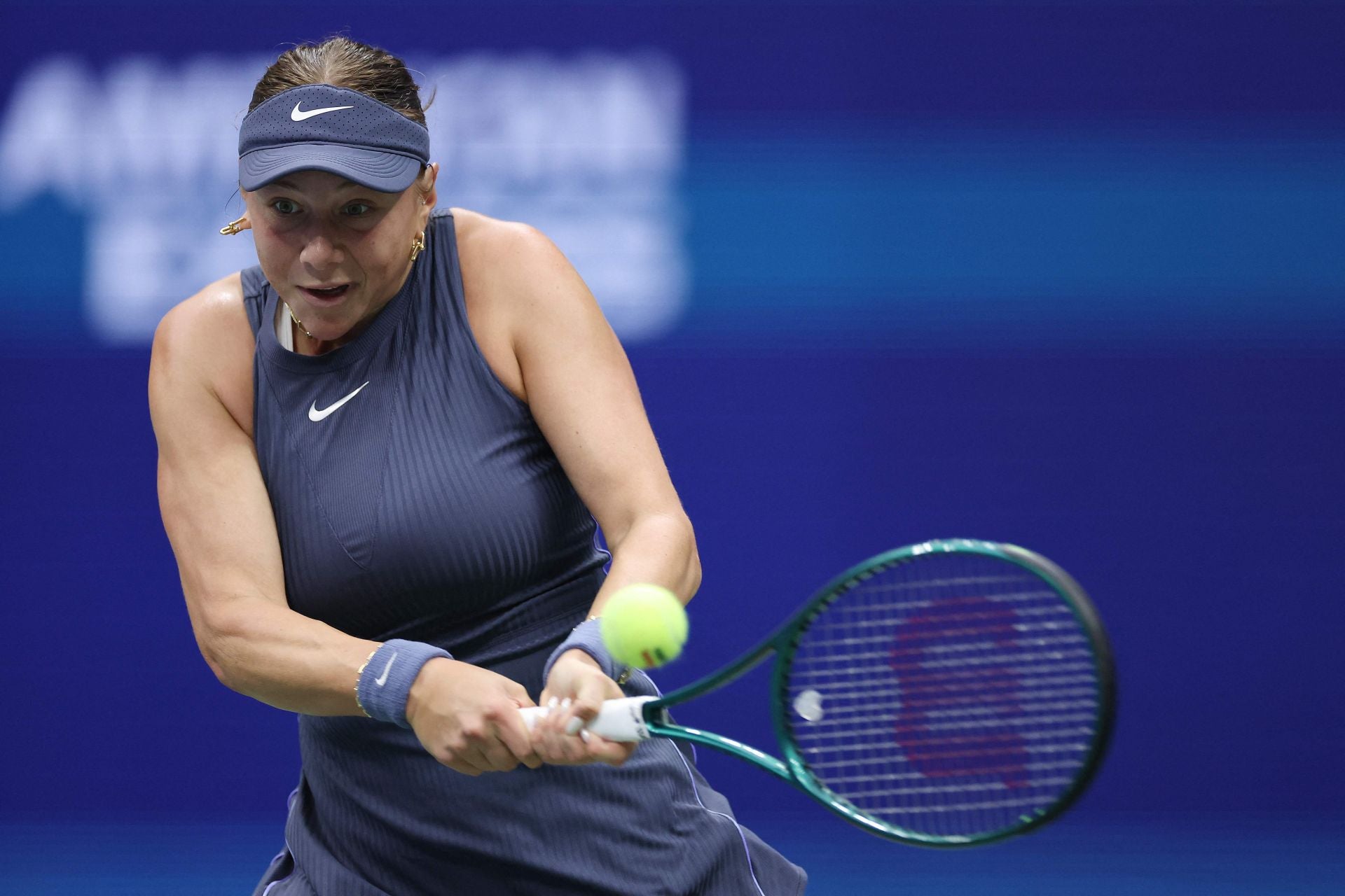 La tenista estadounidense Amanda Anisimova, en un lance de la final del Open Estados Unidos.