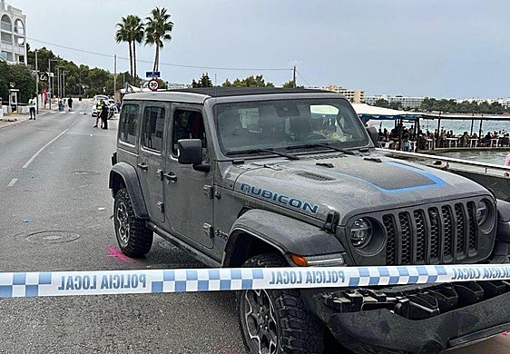 El todoterreno, precintado tras el atropello.