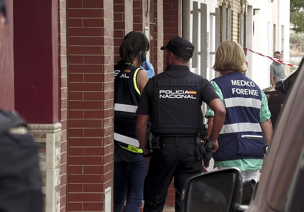 Agentes de Policía Nacional y miembros del equipo forense en el lugar del crimen este domingo.