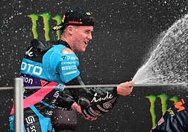 Dani Holgado celebra su primera victoria.