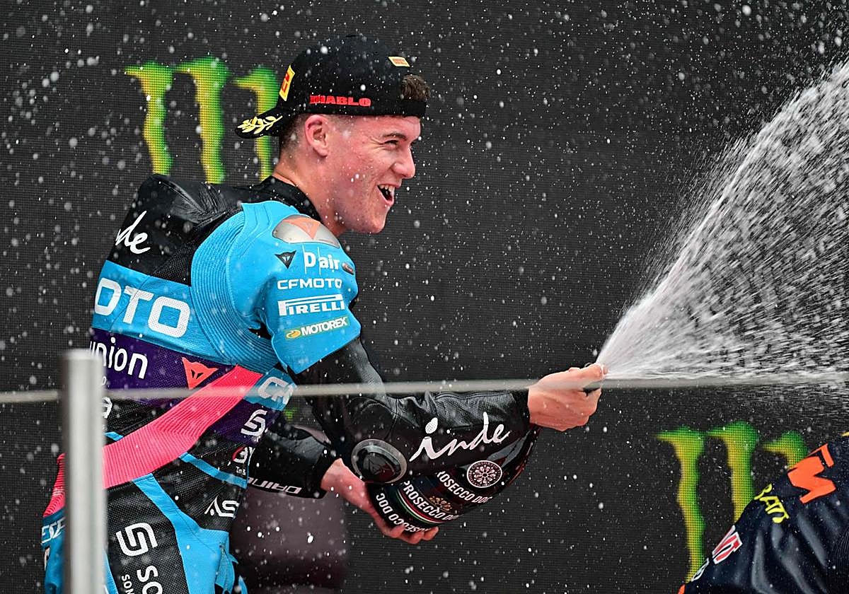 Dani Holgado celebra su primera victoria.