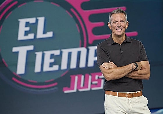 El presentador Joaquín Prat en el plató de 'El tiempo justo'.