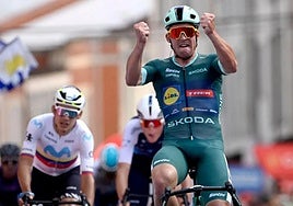 Mads Pedersen celebra su victoria en Monforte de Lemos.